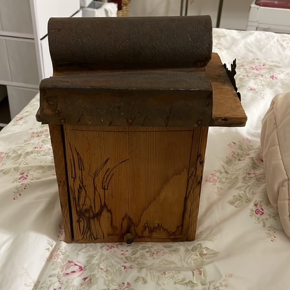 Birdhouse with tin roof - Picture 7 of 12